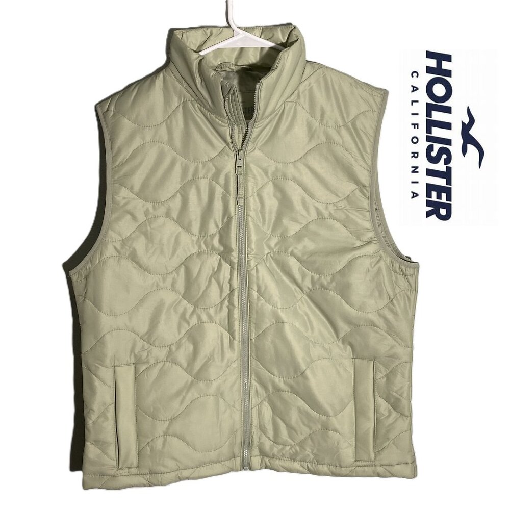 NWT Hollister Men’s ONION-QUILTED PUFFER VEST
Size: Large
Color: cream